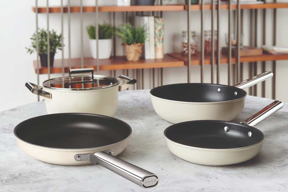 Ceramic pans and stainless steel pans 1